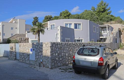 een auto geparkeerd voor een stenen muur bij Villa Vanda in Dubrovnik