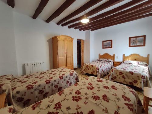 pokój z 2 łóżkami w pokoju w obiekcie Complejo Apartamentos Rurales Molino de Abajo w mieście Ribera Baja