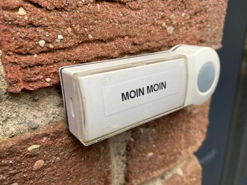 a button on a wall with mom mom written on it at Im Grünen von Kiel in Kiel