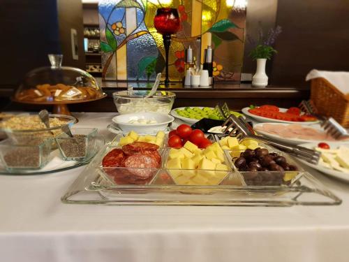 uma mesa com um buffet de comida numa mesa em Hotel Victoria Tirana em Tirana