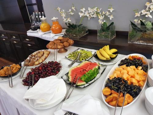 uma mesa com muitos pratos de comida em Hotel Victoria Tirana em Tirana