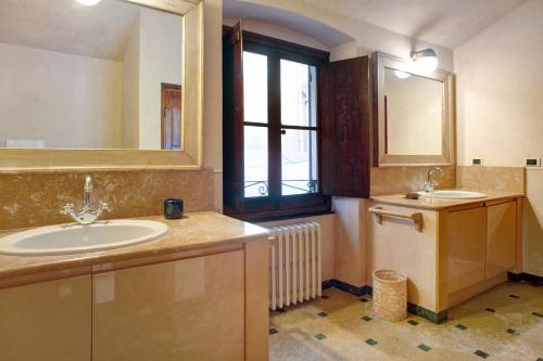 ein Bad mit einem Waschbecken, einem Spiegel und einem Fenster in der Unterkunft Casa Alighieri 2 in Levanto