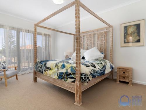 1 dormitorio con cama con dosel y ventana en Summer Breeze at Avalon Beach en Wannanup