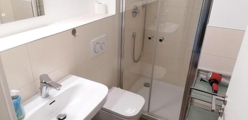 ヴェスターラントにあるSylter-Besserburg-App-12のバスルーム(シャワー、洗面台、トイレ付)