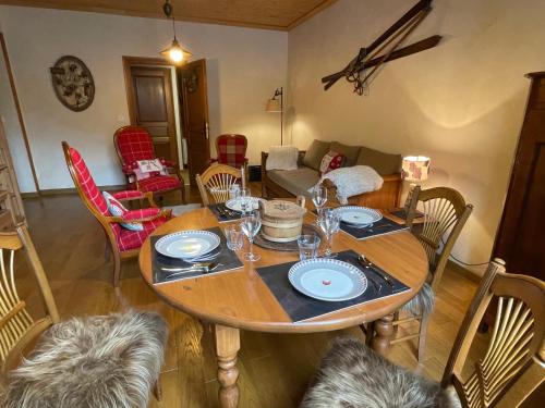 une salle à manger avec une table et des chaises en bois dans l'établissement Appartement 110m2, lits faits linge fourni, plein centre, WIFI, à Cauterets
