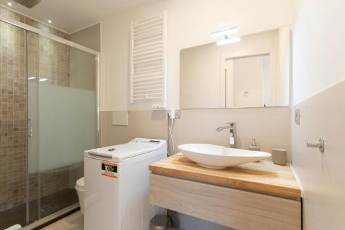 ミラノにあるArena Apartmentのバスルーム(洗面台、トイレ、シャワー付)
