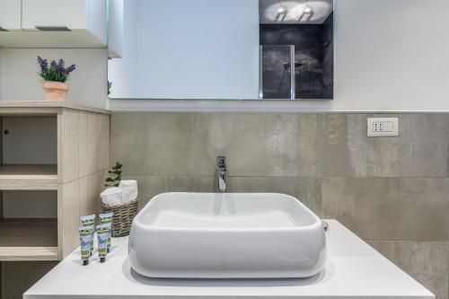 baño con lavabo blanco en una habitación en BePlace Apartments in Isola en Milán