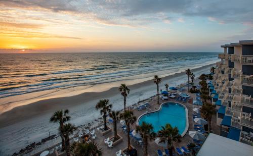 uma vista aérea da praia e do oceano em The Shores Resort & Spa em Daytona Beach