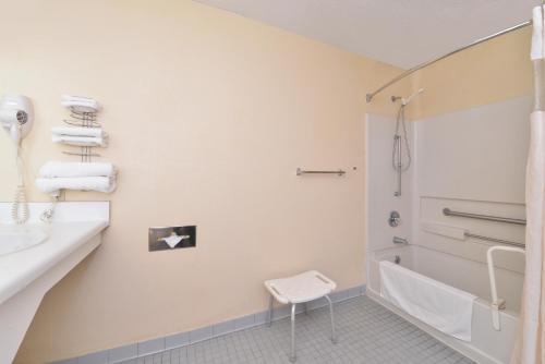 Ein Badezimmer in der Unterkunft Americas Best Value Inn Edenton