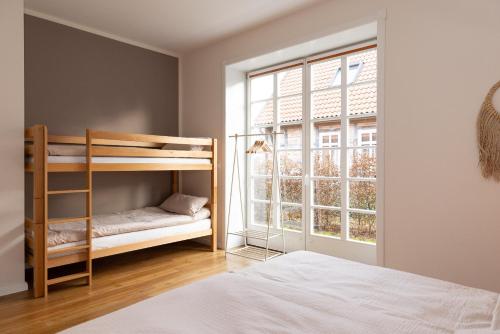 a bedroom with two bunk beds and a window at ErholungNOW in Bispingen