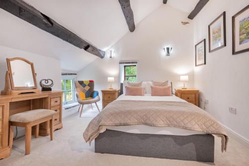 Krevet ili kreveti u jedinici u okviru objekta Bluebell Wood Cottage - with hot tub!