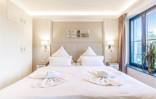 ein Schlafzimmer mit einem weißen Bett mit zwei Handtüchern darauf in der Unterkunft Prince in Binz