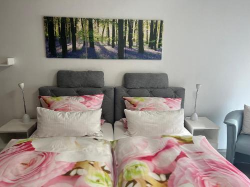 1 dormitorio con 1 cama con 2 almohadas en Apartmentvermietung Meerbusch, en Meerbusch