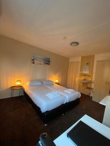 En eller flere senge i et værelse på B&B Texel