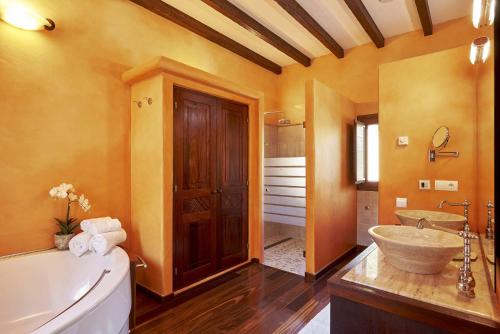een badkamer met een bad en een wastafel bij Cana Daisy - Santa Eulalia del Rio in Santa Eularia des Riu