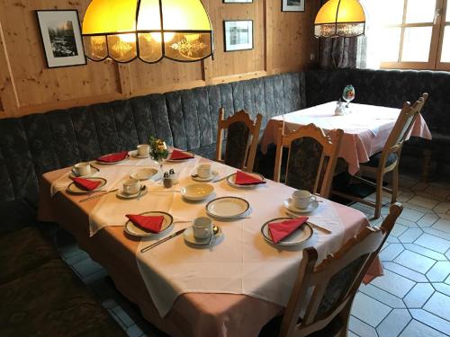 施皮格勞的住宿－Gasthof Genosko，餐厅的餐盘和餐巾表