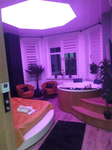 a room with a jacuzzi tub in the middle at Apartament w Tucholi in Tuchola