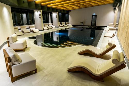Бассейн в Hotel Roman Maramures - Ski & Spa Resort или поблизости