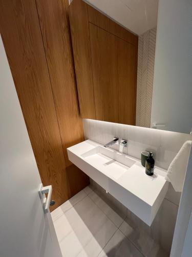 利馬索爾的住宿－Del Mar Beachfront Boutique Residence，浴室设有白色水槽和镜子