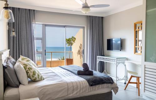 1 dormitorio con 1 cama y vistas al océano en 406 Les Mouettes en Ballito