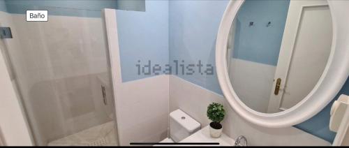 ein Badezimmer mit einem Spiegel, einem WC und einem Waschbecken in der Unterkunft La Perla de la Bahía, Espectacular!! in Casares