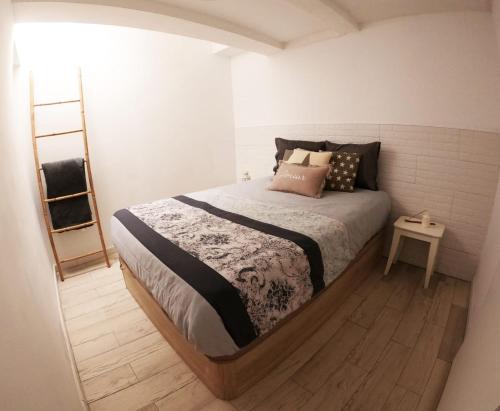 una camera con un grande letto e pavimenti in legno di La casa de la playa a Las Palmas de Gran Canaria