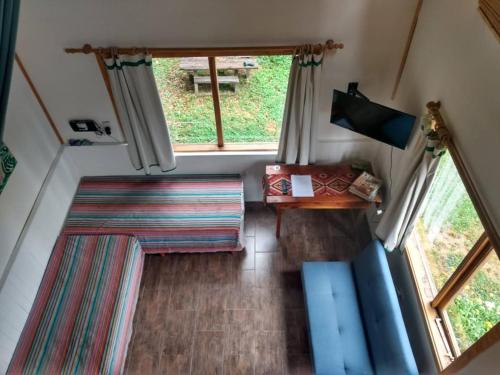 una vista aérea de una casa pequeña con una mesa y una ventana en Paisaje Nativo en Villa La Angostura