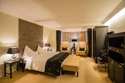 ハンブルクにあるホテル ツム ツェッペリン ハンブルクのベッドとテレビが備わるホテルルームです。