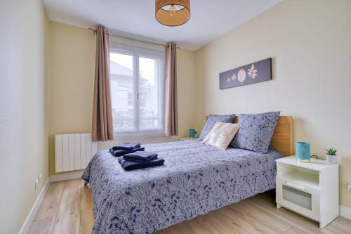 Logement Sarah في Courcouronnes: غرفة نوم بسرير ونافذة كبيرة
