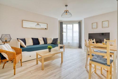 un salon avec un canapé et une table dans l'établissement Logement Sarah, Évry-Courcouronnes
