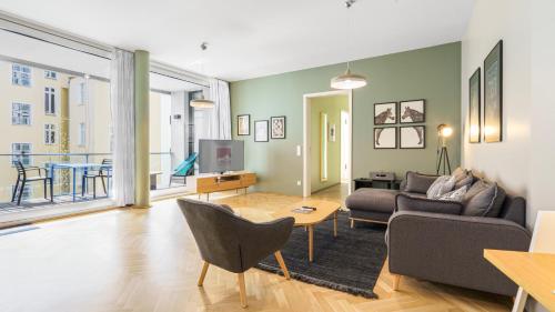 een woonkamer met een bank en een tafel bij The Circus Apartments in Berlijn