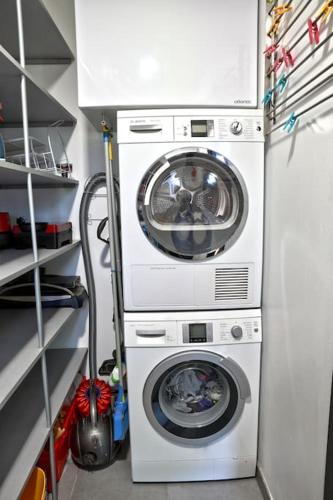 a washing machine and a washer in a room at Gîte des Zèbres Aventuriers... in L'Etang-Bertrand