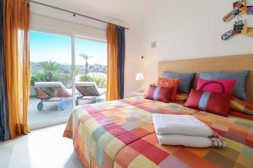 Llit o llits en una habitació de Duplex Penthouse in Rio Real Golf, Marbella