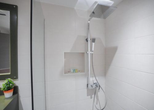 um chuveiro na casa de banho com azulejos brancos em Green View Hotel, Jabal Akhdar em Jabal Al Akhdar