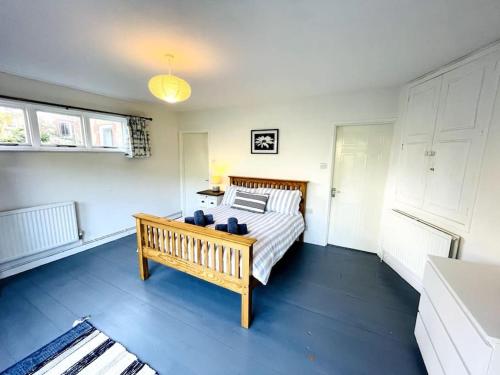 ein Schlafzimmer mit einem Bett und einer Bank darin in der Unterkunft Palmerston House with Sea and Downs Views in Ventnor