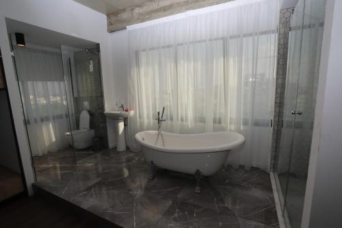 La salle de bains est pourvue d'une baignoire, de toilettes et d'un lavabo. dans l'établissement G.R City Heart, à Nicosie
