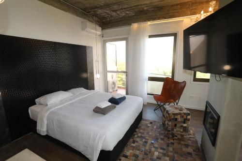 een slaapkamer met een bed en een groot raam bij G.R City Heart in Nicosia