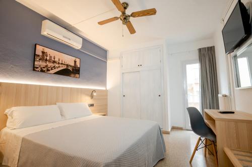 マオーにあるEurohotelのベッドルーム(白いベッド1台、天井ファン付)