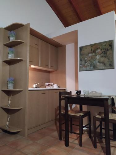 een keuken en eetkamer met een tafel en stoelen bij STYGA APARTMENTS in Kalavrita