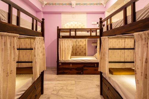 Una cama o camas en una habitación de Hostel Mantra