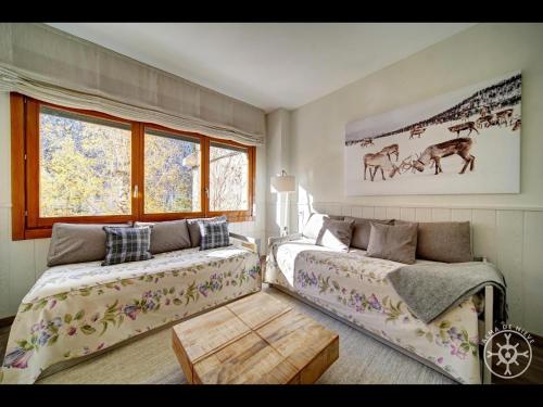 a bedroom with two beds and a window at MALADETA de Alma de Nieve in Baqueira-Beret