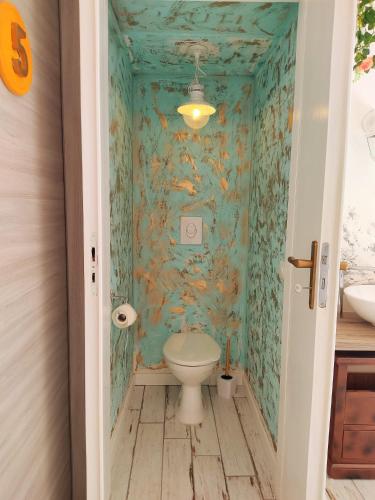 a bathroom with a toilet and a wall mural at Lavillafortuna in Casa Pantano