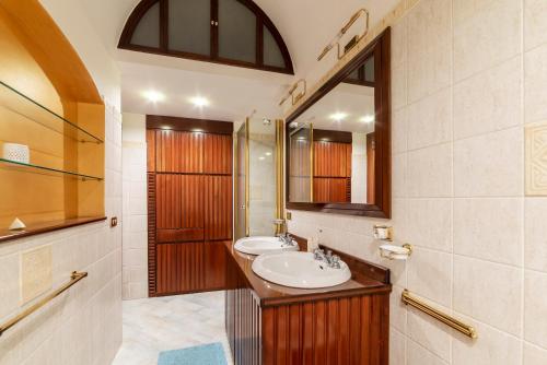 A bathroom at Castel Sant'Angelo Cozy Apartment