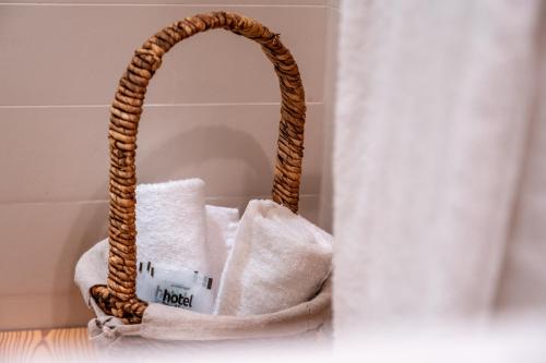 a basket filled with towels in a bathroom at Garnì Vecchio Comune in Flavon