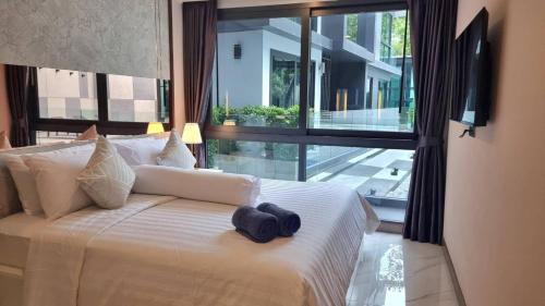 Postel nebo postele na pokoji v ubytování B207-Hi-Ended Pool Access 1br 300m 2 Ao Nang Beach