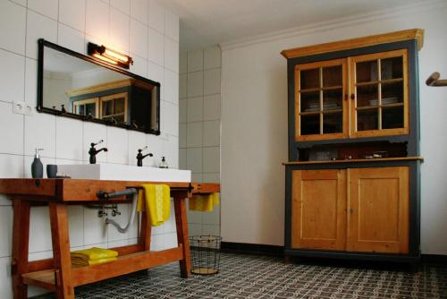 y baño con lavabo y espejo. en Petite Maison, en Püttlingen