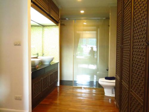 Koupelna v ubytování 639 2 Bedroom Contemporary Teak Wood Patong Beach