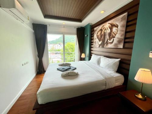Postel nebo postele na pokoji v ubytování 639 2 Bedroom Contemporary Teak Wood Patong Beach