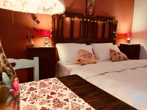 1 dormitorio con 2 camas y cabecero de madera en Le Terrazze Sul Pollino B&B, en Civita