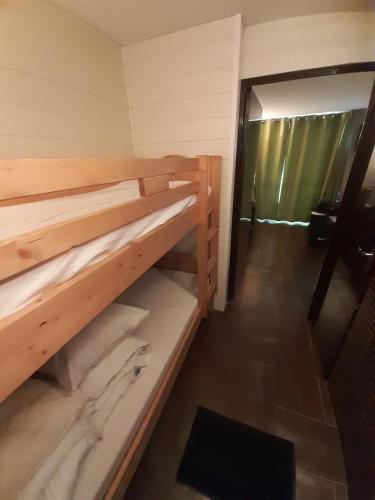 a room with two bunk beds in a cabin at Charmant Studio 4 pers plein centre Parking privé in Les Deux Alpes